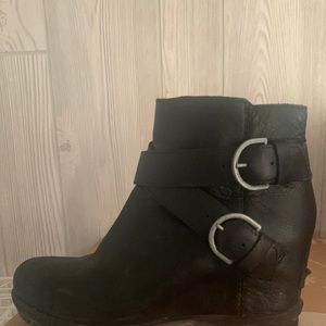 Only worn twice! Just for a couple weddings. Don’t wear them